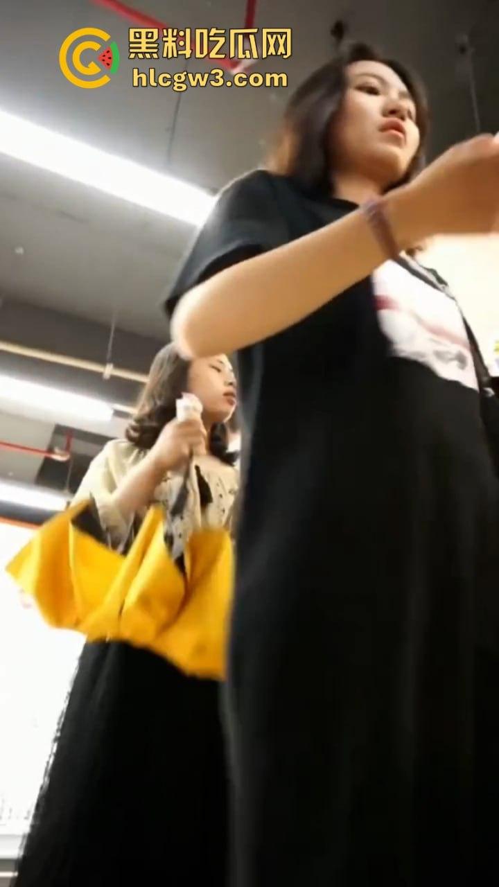 超短裙抄底合集!骚妹超短裤出门不穿安全裤 半拉屁股暴露在外 粉嫩逼缝清晰可见-13