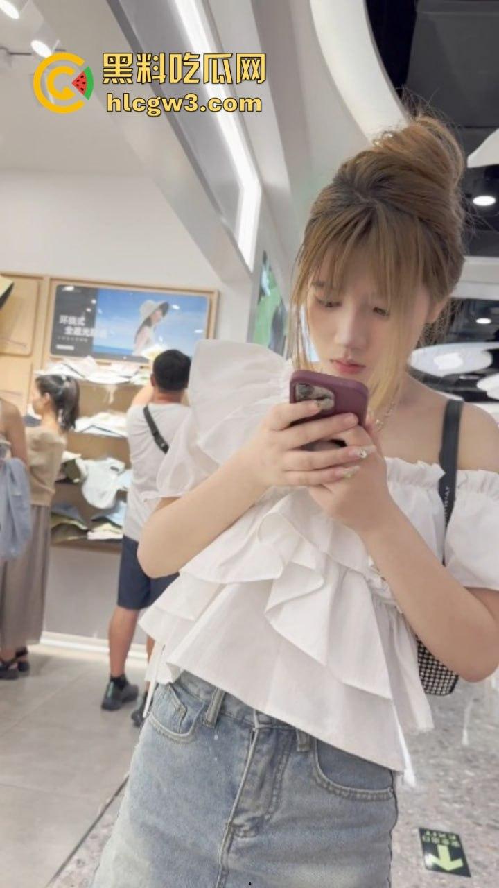 超短裙抄底合集!骚妹超短裤出门不穿安全裤 半拉屁股暴露在外 粉嫩逼缝清晰可见-17