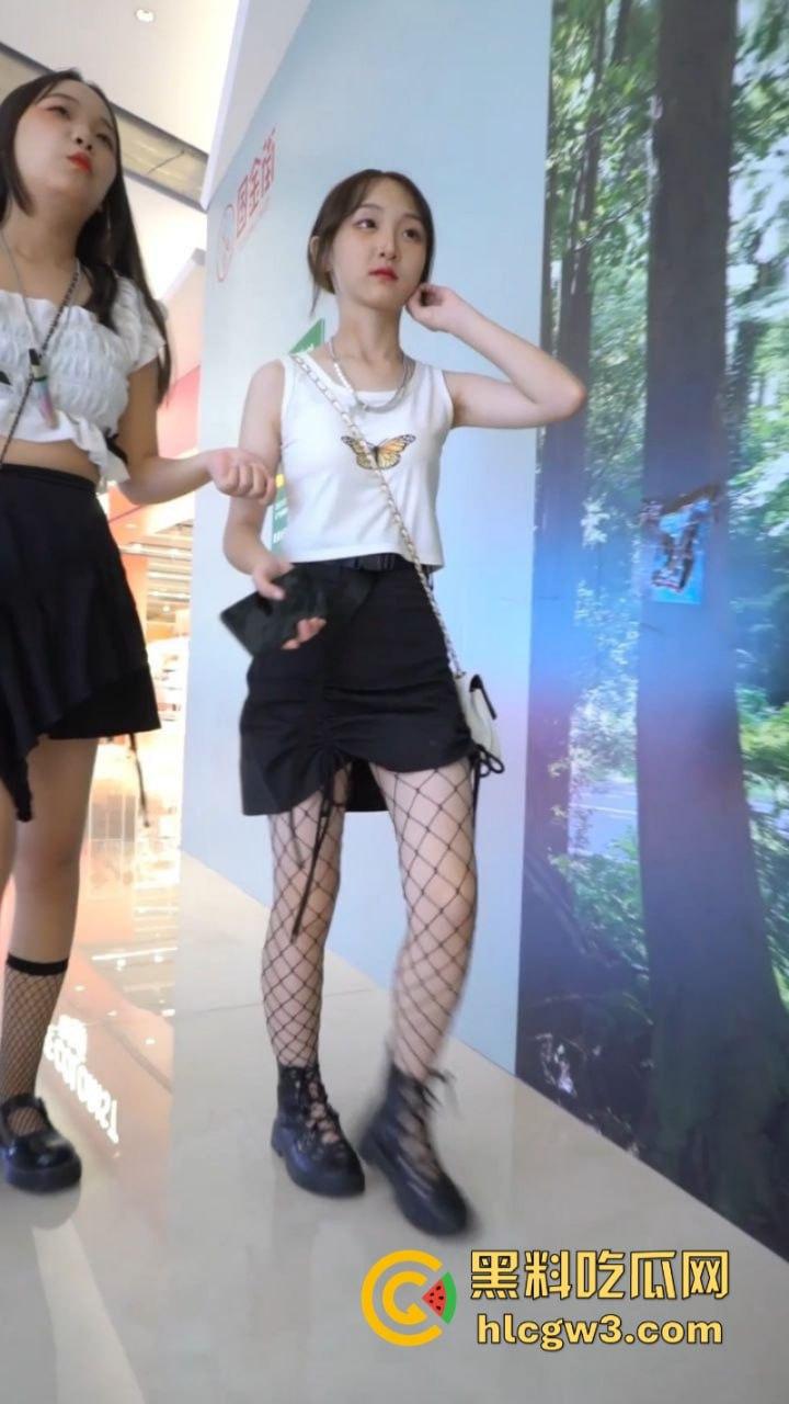 超短裙抄底合集!骚妹超短裤出门不穿安全裤 半拉屁股暴露在外 粉嫩逼缝清晰可见-19