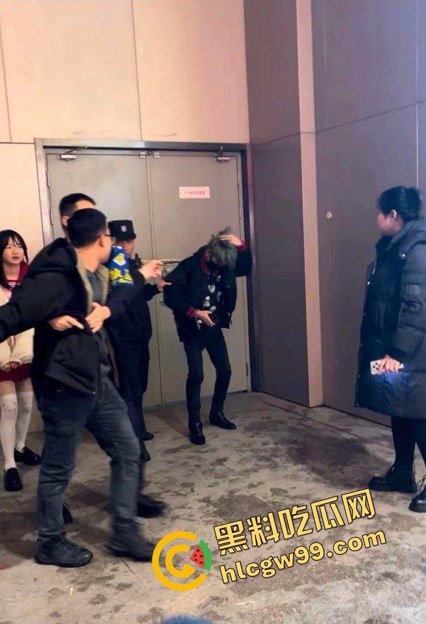 抖音黄毛精神小伙【蔡少】得吃小学未满18JK白丝妹，被女孩父亲撞见暴力殴打！原创独家曝光流出！-9