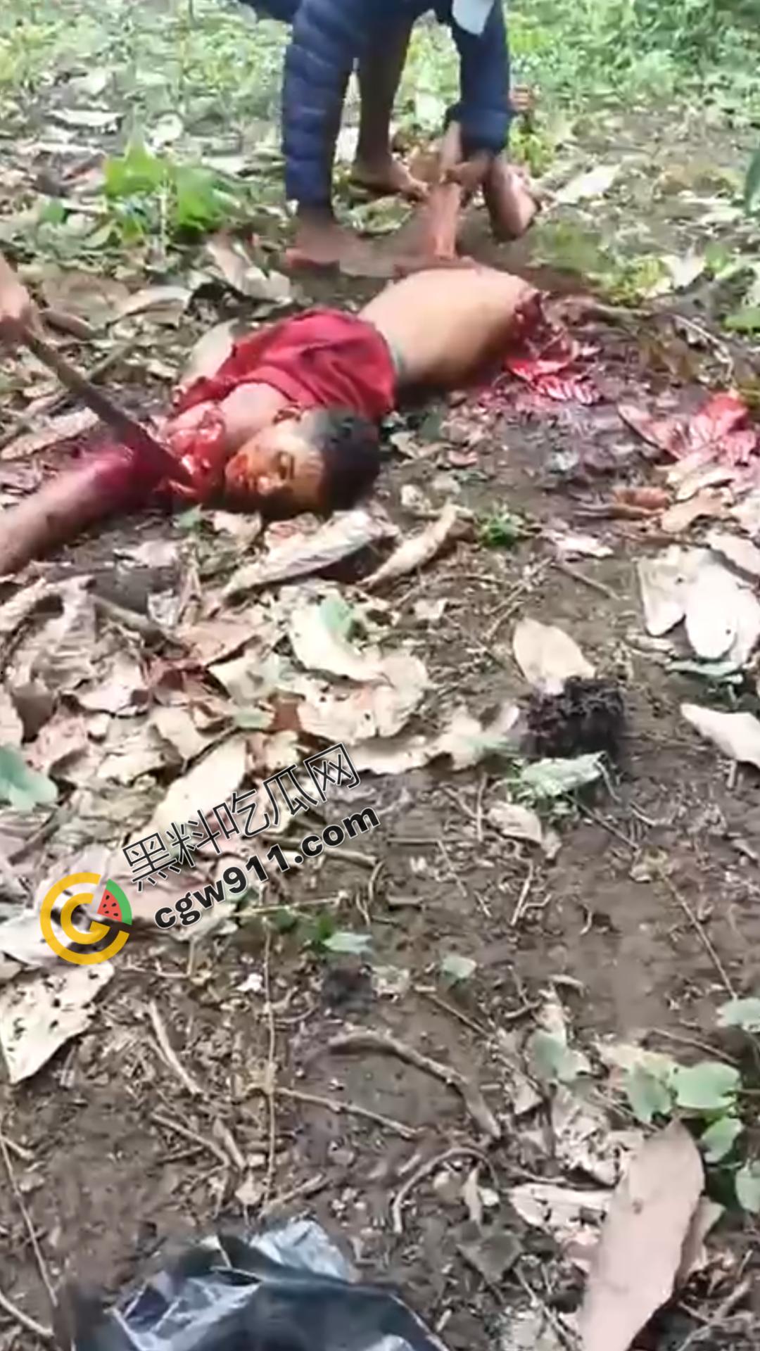 墨西哥毒枭残暴行径：年轻帮派成员遭野外肢解处决，鲜血四溅，画面极度血腥恶心，胆小者勿点-8