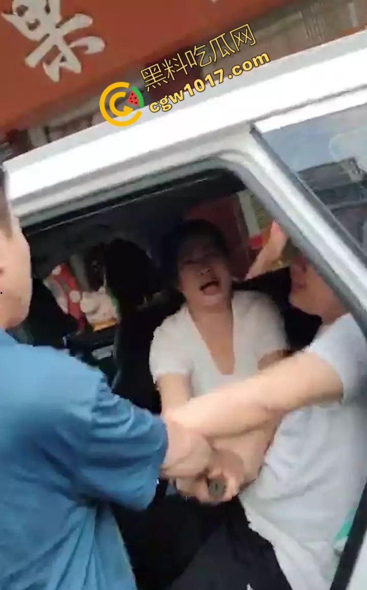 揭阳街头爆眼福！31岁小鲜肉与47岁阿姨车内忘情亲热，被捉现行，网友狂咳：啃老树嫩牛淫贱情热！-7