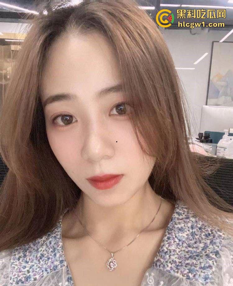 风骚少妇『孙颖怡』被爆浪逼舔蛋贼销魂！老公常年出差，她寂寞得被瓜友拿下，舔鸡老狗卖力被操到天亮！-2