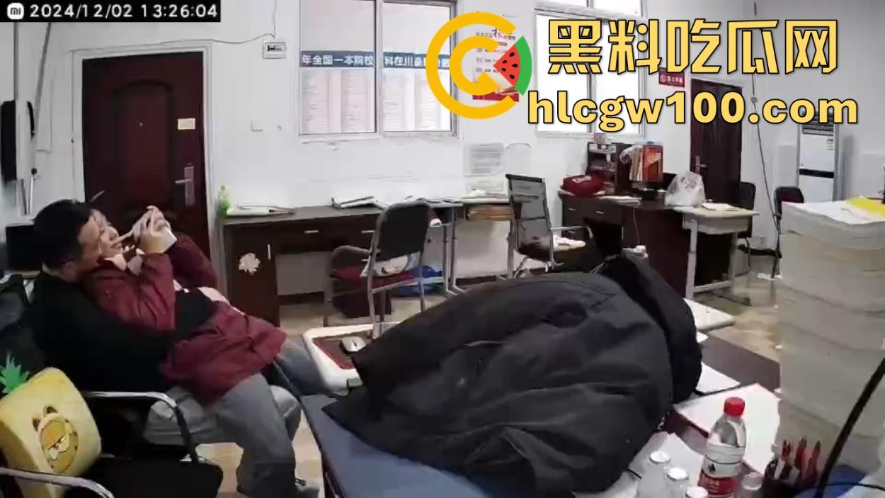 四川达州铭任园高中爆出办公室勾引学生丑闻，监控全程记录，人前讲台上授课，人后办公室搞暧昧 教书变勾引术了？-8