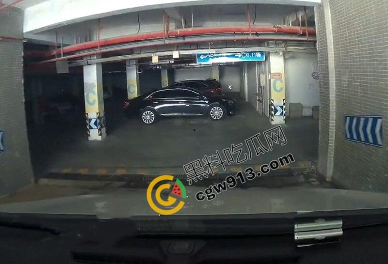 江苏盐城小区地下停车场惊现恐怖一幕,男子吊死引发居民恐慌,车主当场吓尿,瑟瑟发抖-1