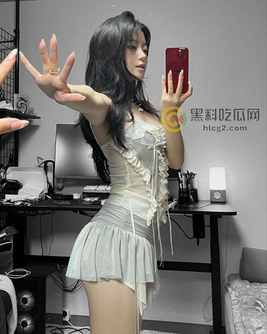 白瘦少女私拍大曝光，颜值高得让人惊叹，清纯脸蛋与骚气私拍大公开！-7