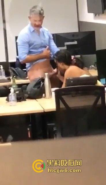 自由美利坚警察牛得飞起 纽约警局偷情打炮不遮掩 办公室直接脱衣大战 这是警局还是OF拍摄棚?-3