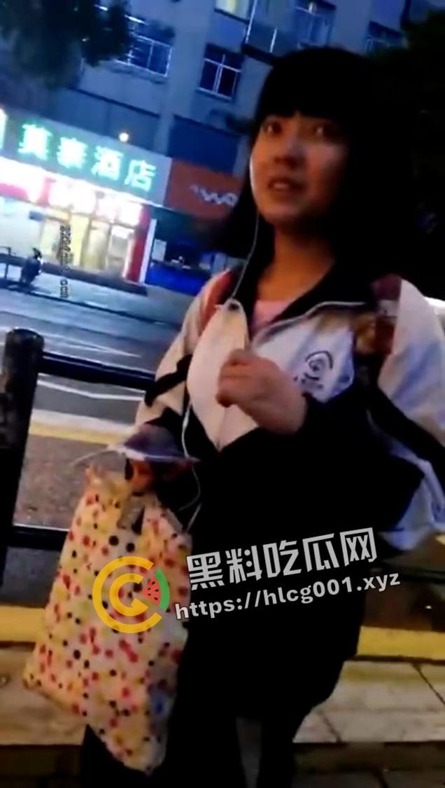路边套路高中学生妹 清纯妹妹的美脚狂舔 妹妹是真的不怕变态还是就好这口-2