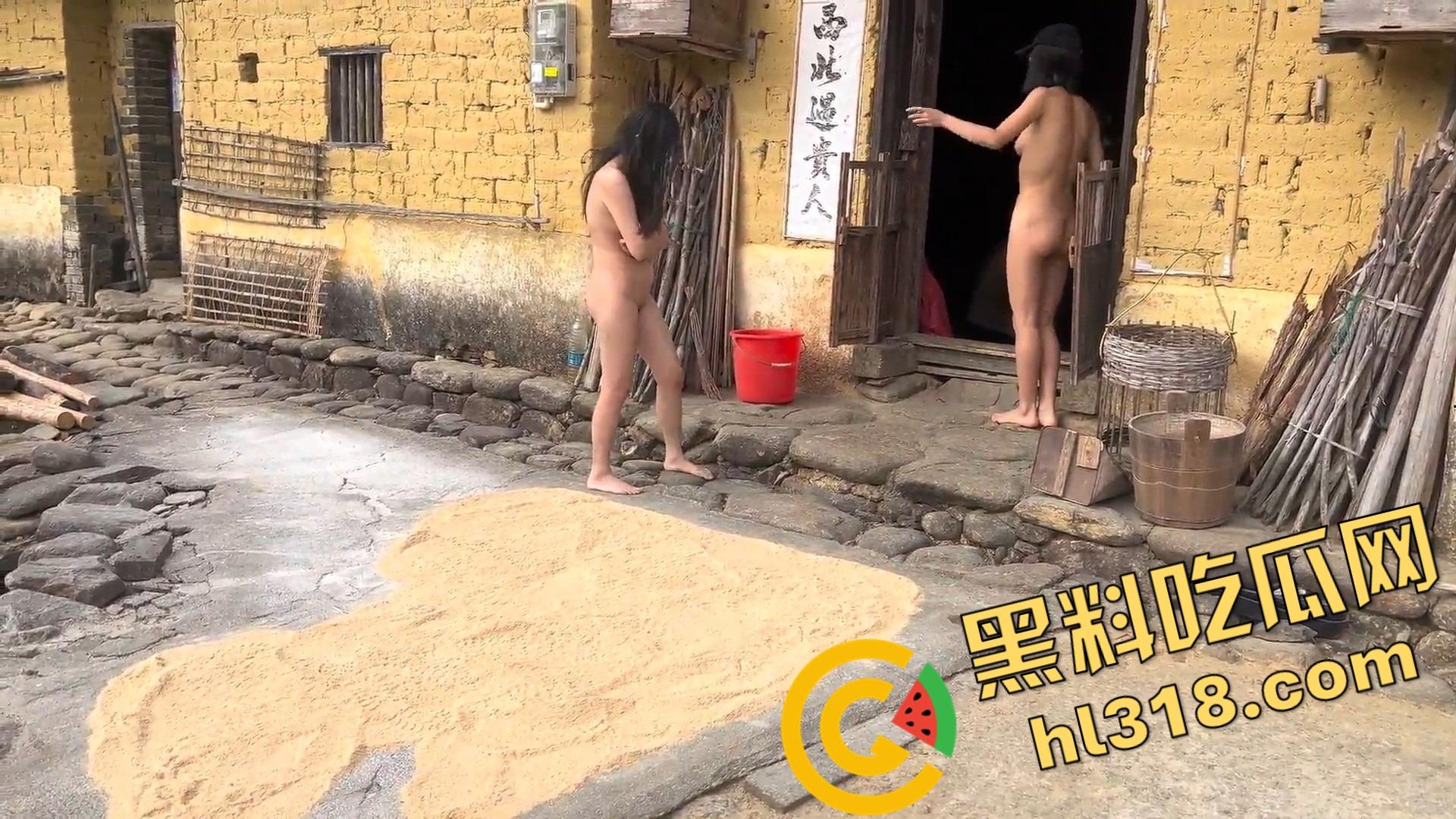 露出天花板御姐『cikaimoon』携闺蜜全裸下乡，裸乳肥臀给大爷做饭送温暖，大爷饭没吃奶吃饱！-16