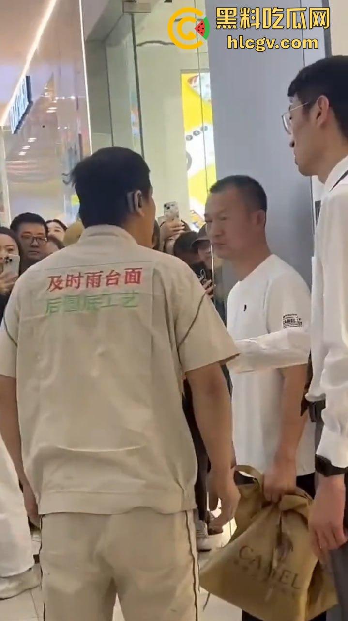 陕西女子带弟弟商场捉奸,姐弟联手怒打小三和渣姐夫!小三哭惨,姐夫被按墙扇脸不敢吭声!-2