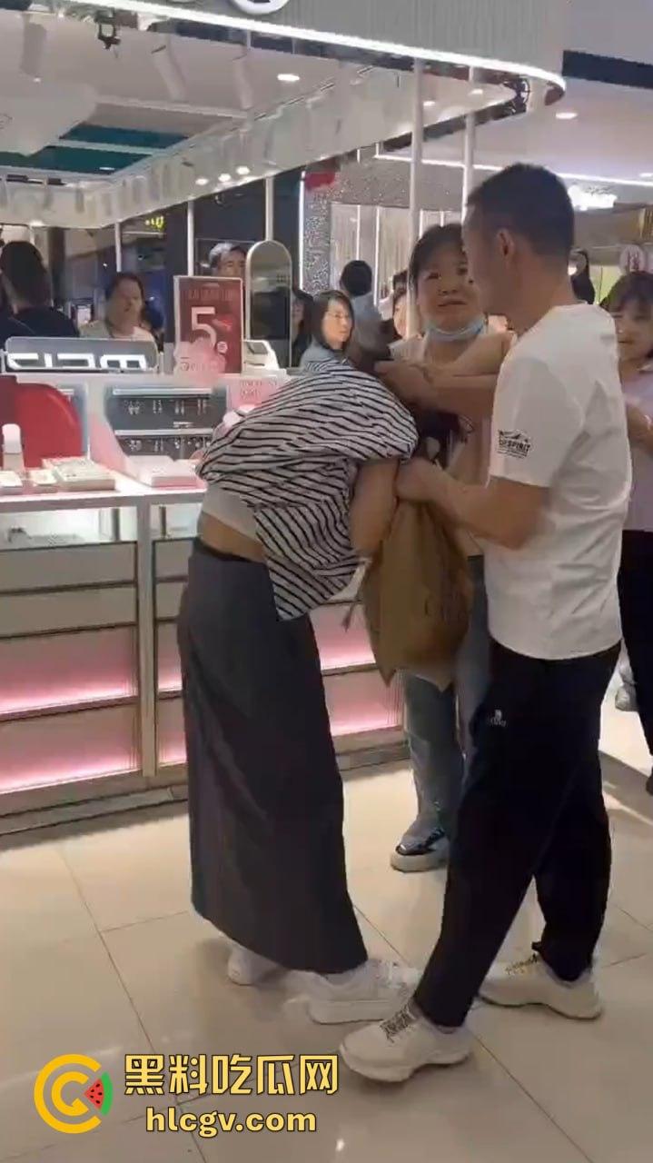 陕西女子带弟弟商场捉奸,姐弟联手怒打小三和渣姐夫!小三哭惨,姐夫被按墙扇脸不敢吭声!-4