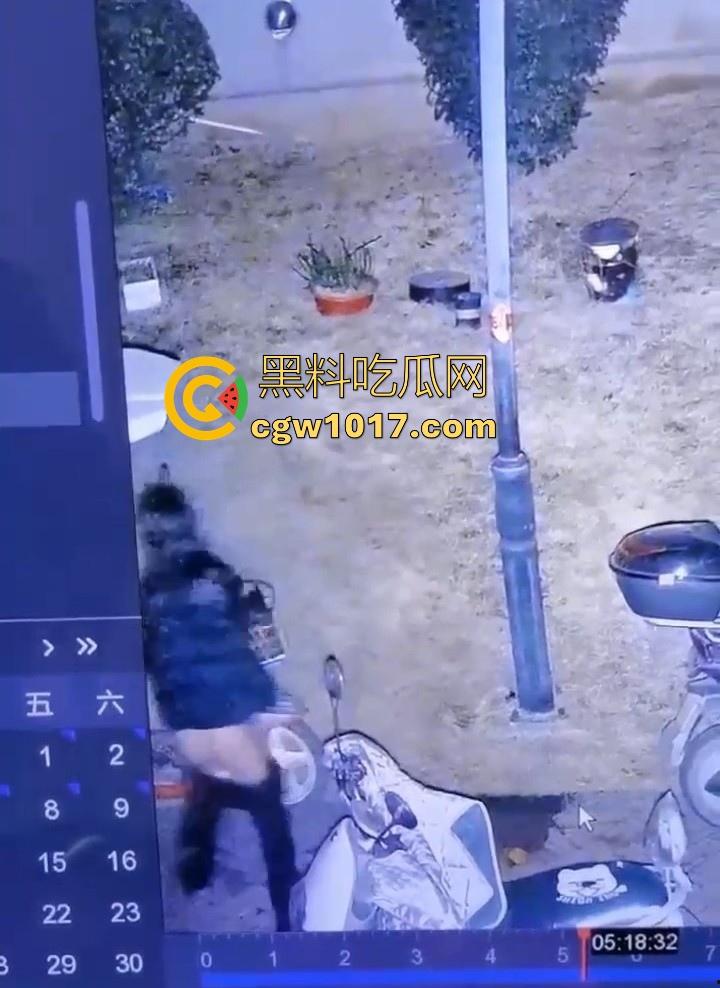 这就是小红书上的小仙女嘛!人模人样小姐姐随地拉屎,还很讲究拿别人电动车上的衣服擦屁屁,真的把我笑死!-8