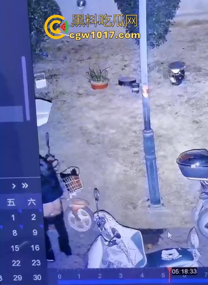 这就是小红书上的小仙女嘛!人模人样小姐姐随地拉屎,还很讲究拿别人电动车上的衣服擦屁屁,真的把我笑死!-9