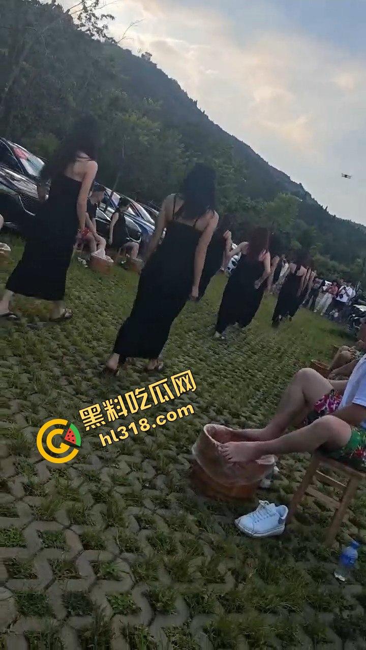 凯迪拉克聚会开到野外，把全会所女人都包了，足浴热舞酒水不断，真有你的凯之星！奢靡盛宴谁能比？-3