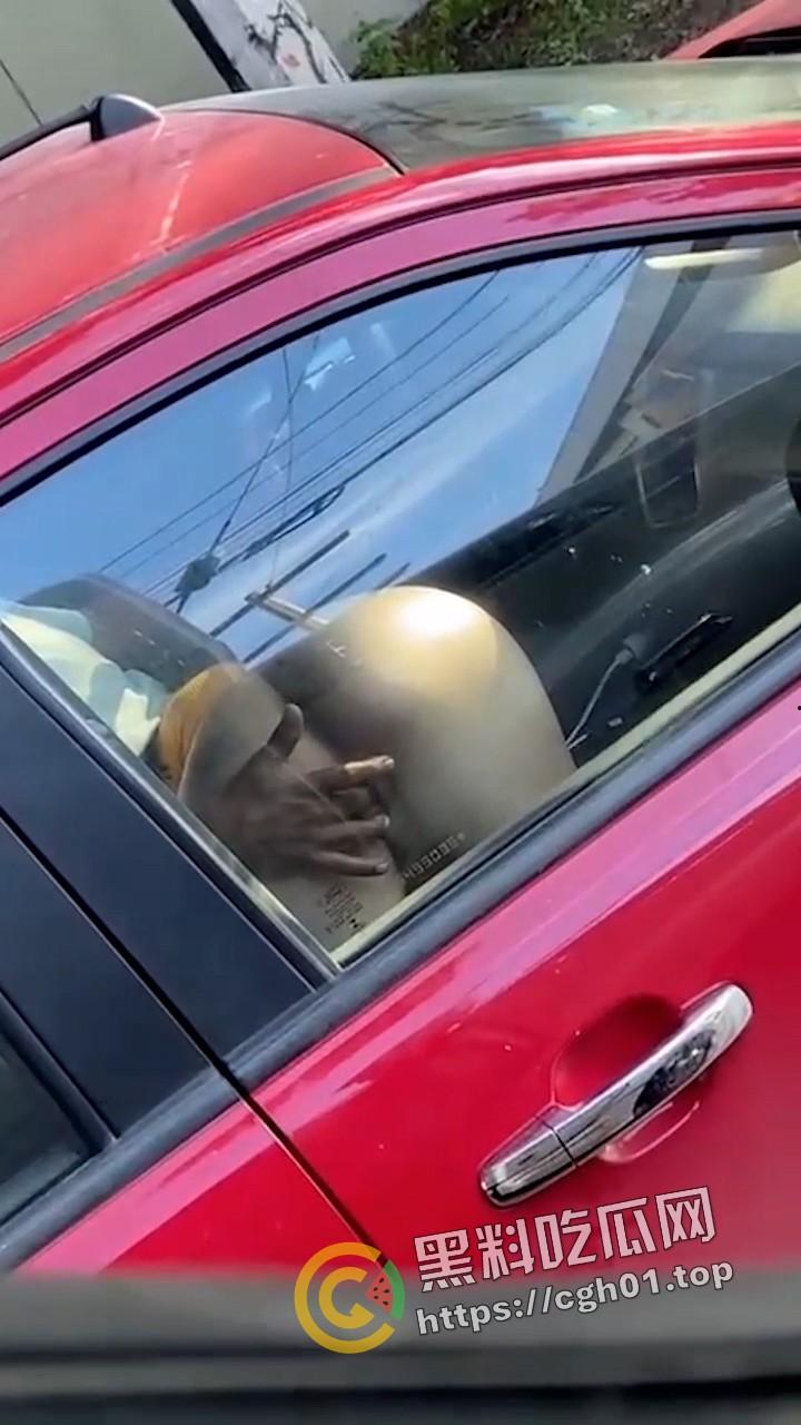 标题 外网疯传 老外诚会玩！等红绿灯抠个逼 扣的美鲍鱼抽搐喷水 师傅开个门 我也想上车-1
