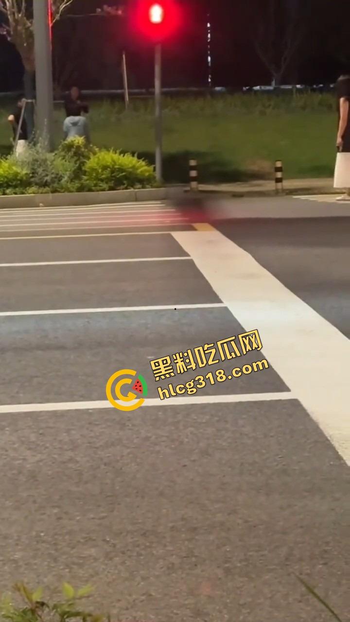 苏州石湖抓奸，小姑子偷情姐夫当街喊老公，亲姐怒吼开撕你喊得真顺嘴啊！-9