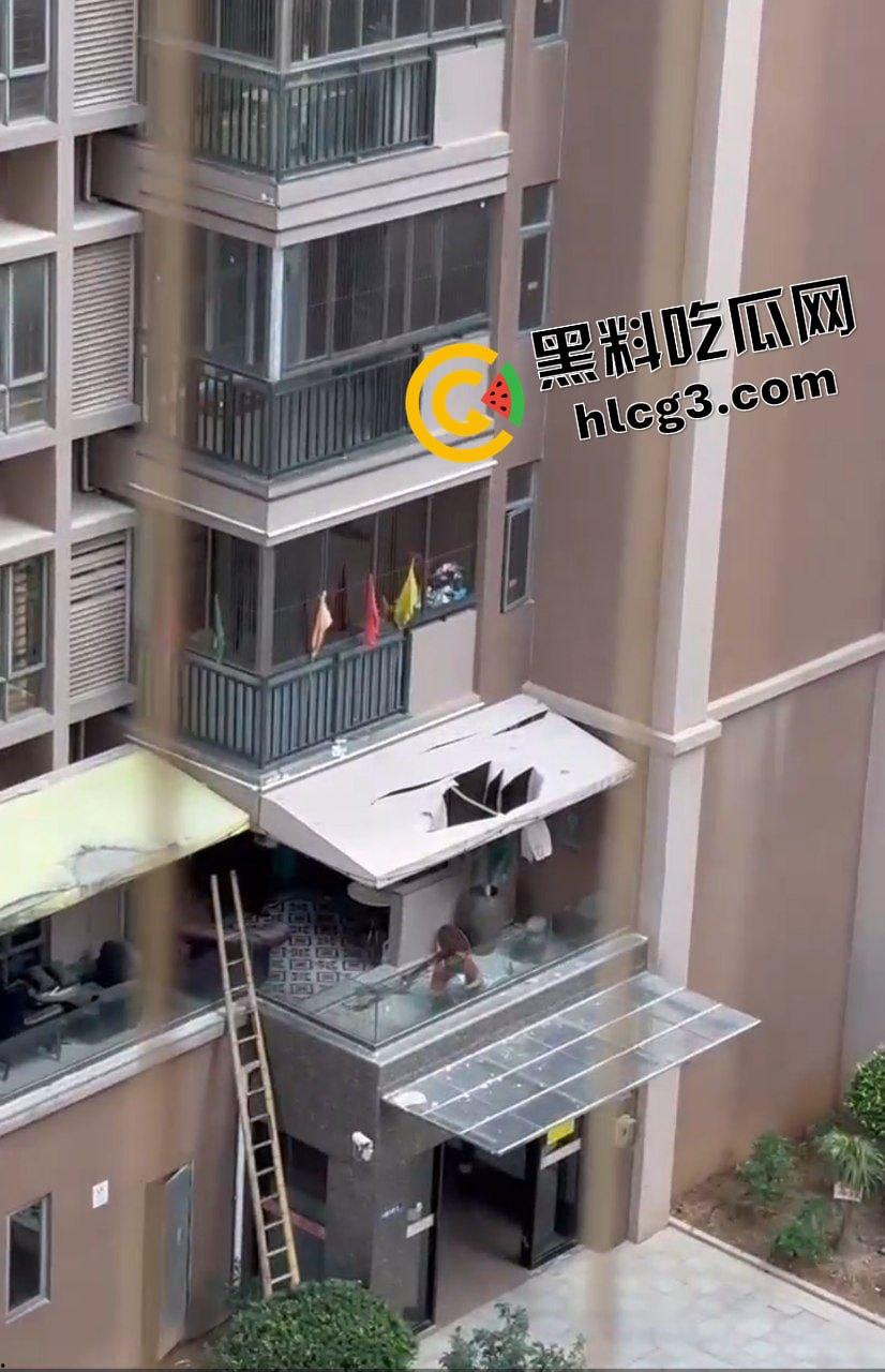 活久见！重庆书法老师『黄钦煌』爱上年轻大奶幼师 回家闹离婚 跳楼威胁妻子未果 坠楼死亡！-8