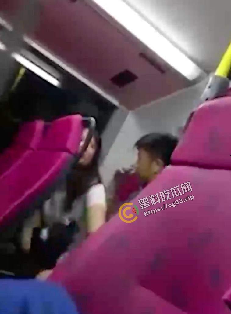 情侣高铁上面直接开扣 扣完还不忘记闻一下 滂臭!-3