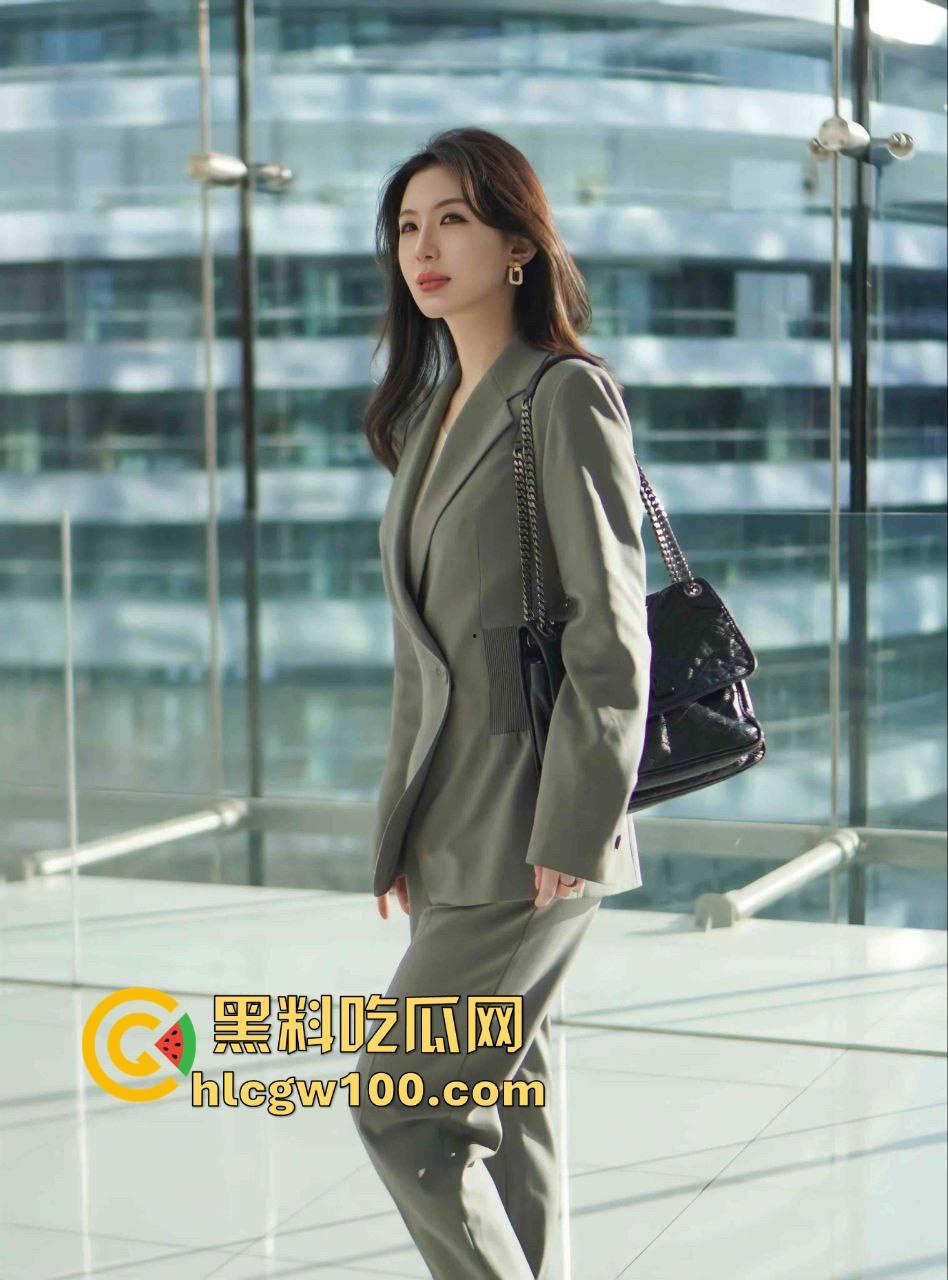 仙人酒配高跟鞋,舔狗狂舔御姐美腿喝脚上流下的酒,恋足控这福利骚到极致,御姐玩的花到离谱!-4