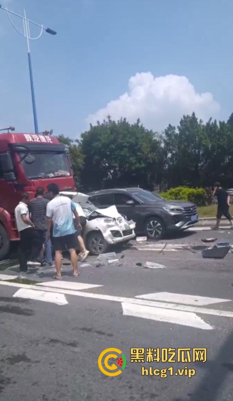 突发！广州番禺发生多车相撞事故 现场画面流出 让人非常震撼…-5