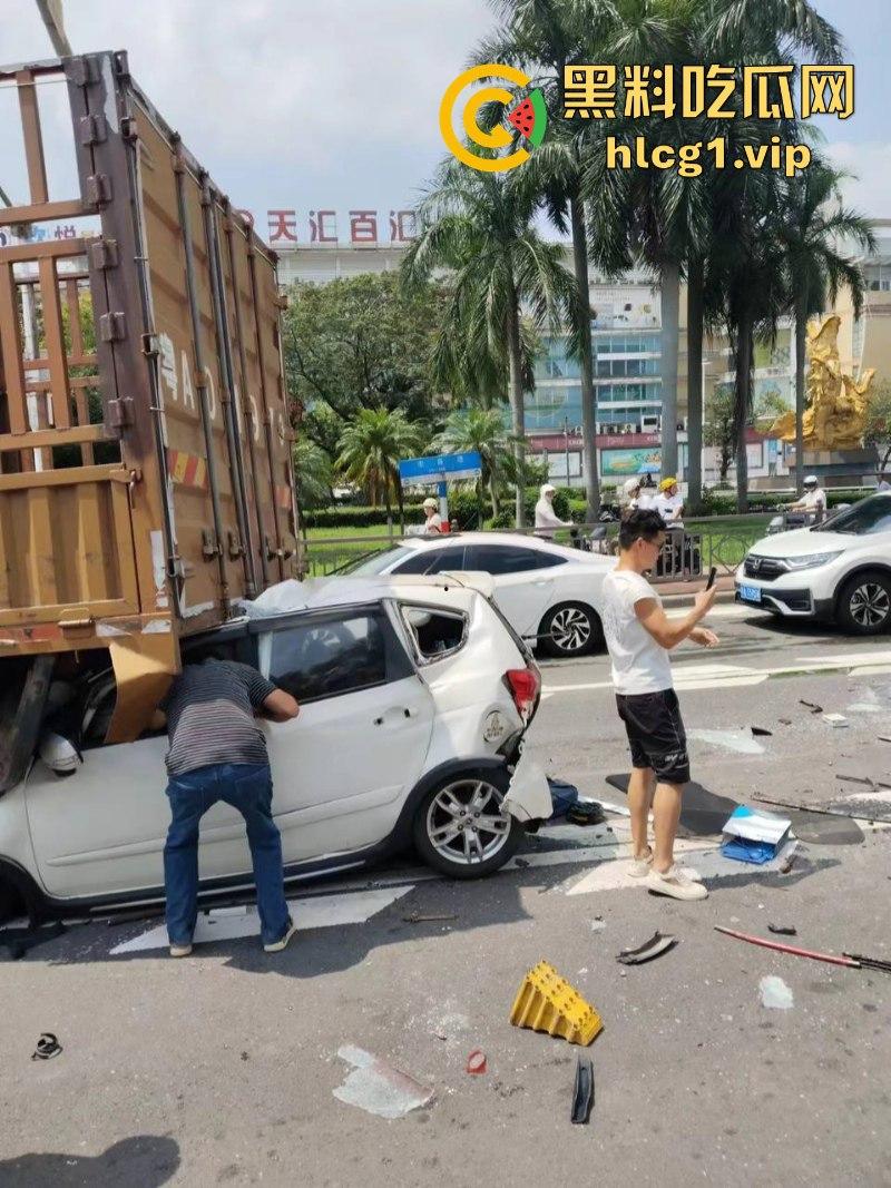 突发！广州番禺发生多车相撞事故 现场画面流出 让人非常震撼…-7