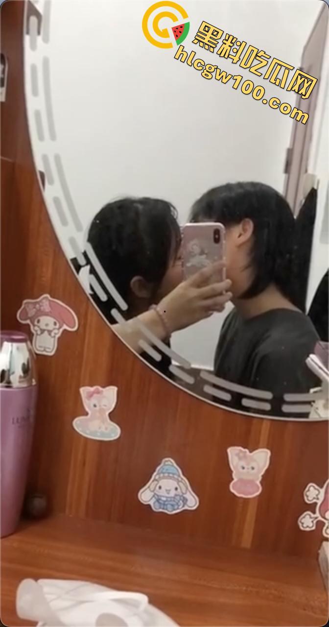 重庆女高小拉拉【林沐萱】【沈睿思】,激情舌吻后互相扣屄,短发女孩深得加藤鹰真传手速快到挥出残影!-4