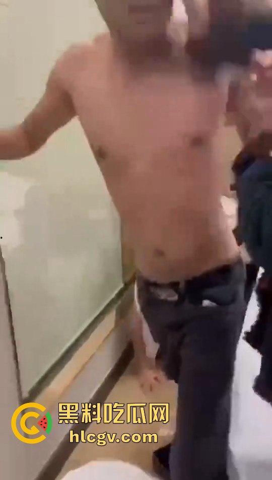 女子带闺蜜捉奸，丈夫反应神速护小三，自己挨打一波输出，只为保住那骚逼！-4