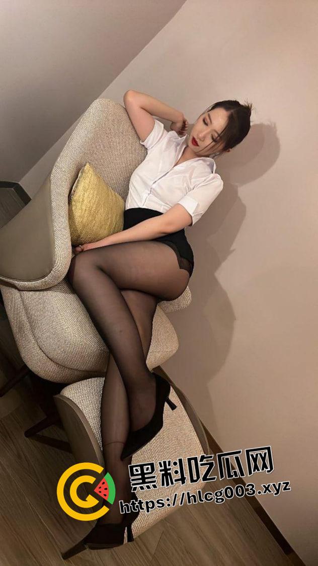 广州新思路人妻【许骚鸡】绿帽老公和好兄弟一起3p 最强口爆吞精颜射 场面极其混乱 最全视频合集-3