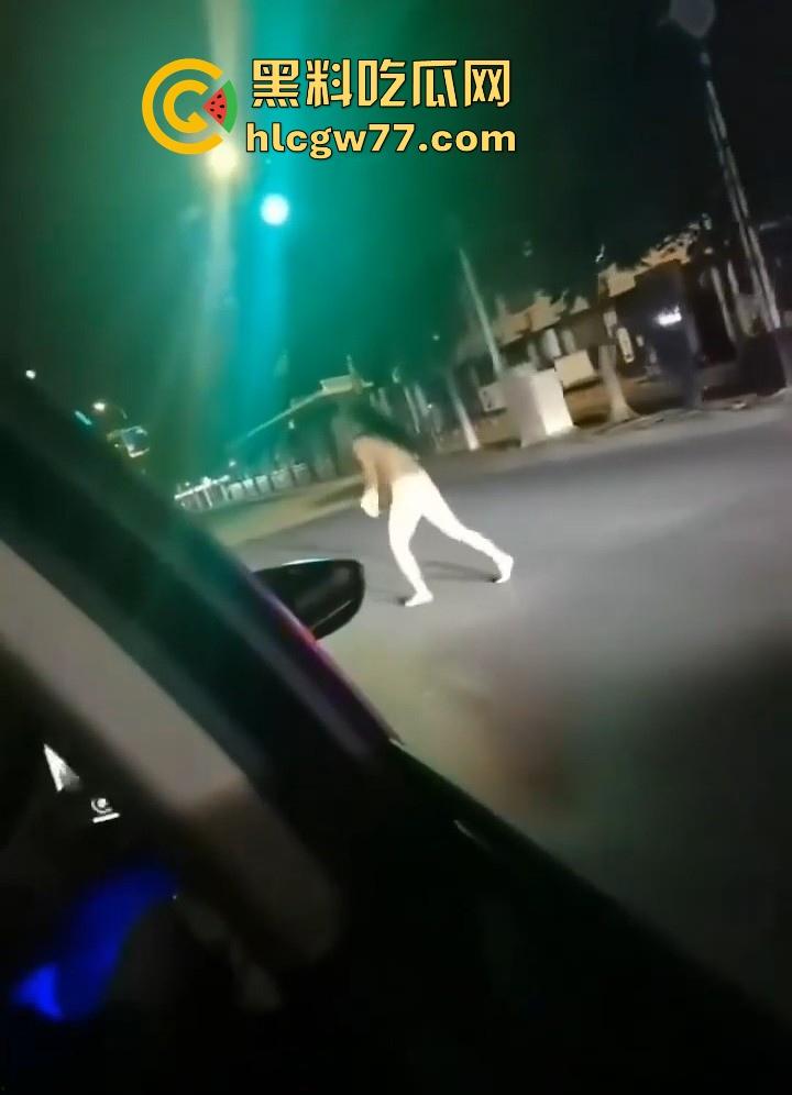 小情侣街上吵架女子一言不合便脱衣服裸奔,裸体躺在马路中间装死,这样爱裸奔的毛病都是谁惯的!-1