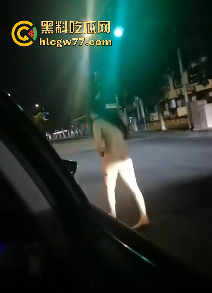 小情侣街上吵架女子一言不合便脱衣服裸奔,裸体躺在马路中间装死,这样爱裸奔的毛病都是谁惯的!-2