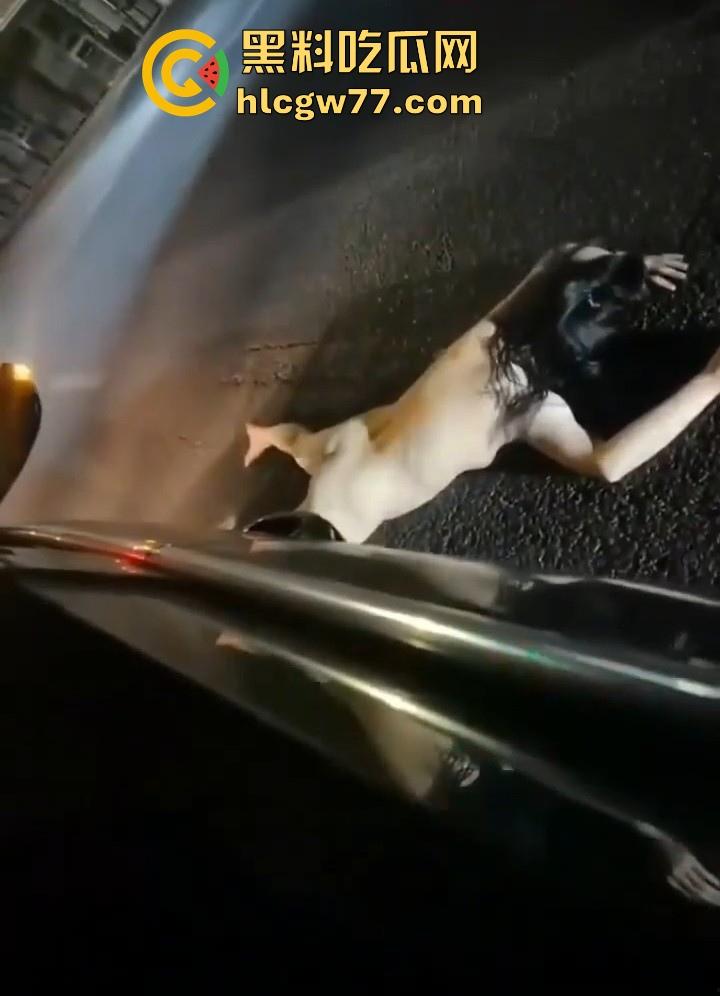 小情侣街上吵架女子一言不合便脱衣服裸奔,裸体躺在马路中间装死,这样爱裸奔的毛病都是谁惯的!-3