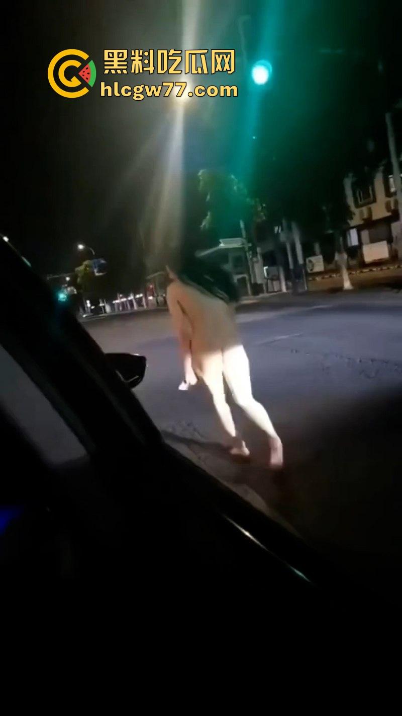 小情侣街上吵架女子一言不合便脱衣服裸奔,裸体躺在马路中间装死,这样爱裸奔的毛病都是谁惯的!-5