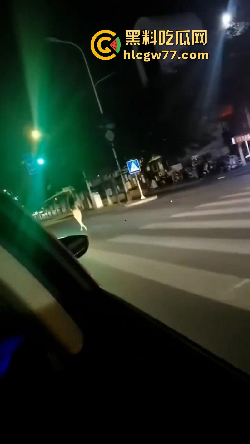 小情侣街上吵架女子一言不合便脱衣服裸奔,裸体躺在马路中间装死,这样爱裸奔的毛病都是谁惯的!-6