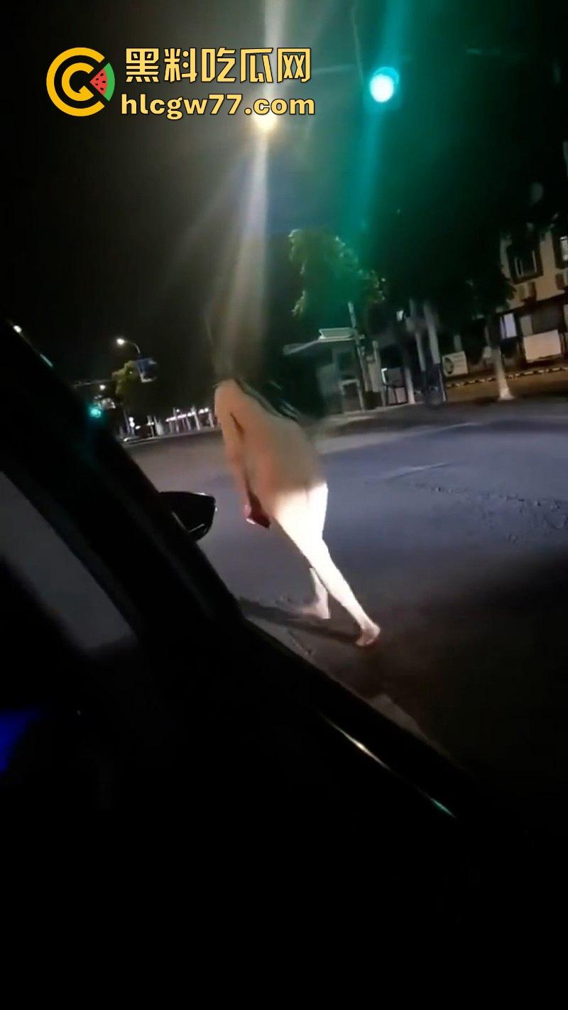 小情侣街上吵架女子一言不合便脱衣服裸奔,裸体躺在马路中间装死,这样爱裸奔的毛病都是谁惯的!-7