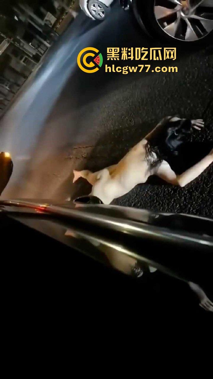 小情侣街上吵架女子一言不合便脱衣服裸奔,裸体躺在马路中间装死,这样爱裸奔的毛病都是谁惯的!-8