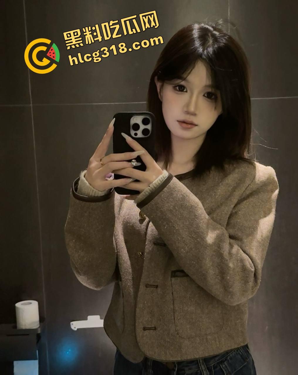 海角乱伦大神新作，野外水库边操得亲姐狂喷水，路人大爷驱赶中抠逼也能高潮！-4