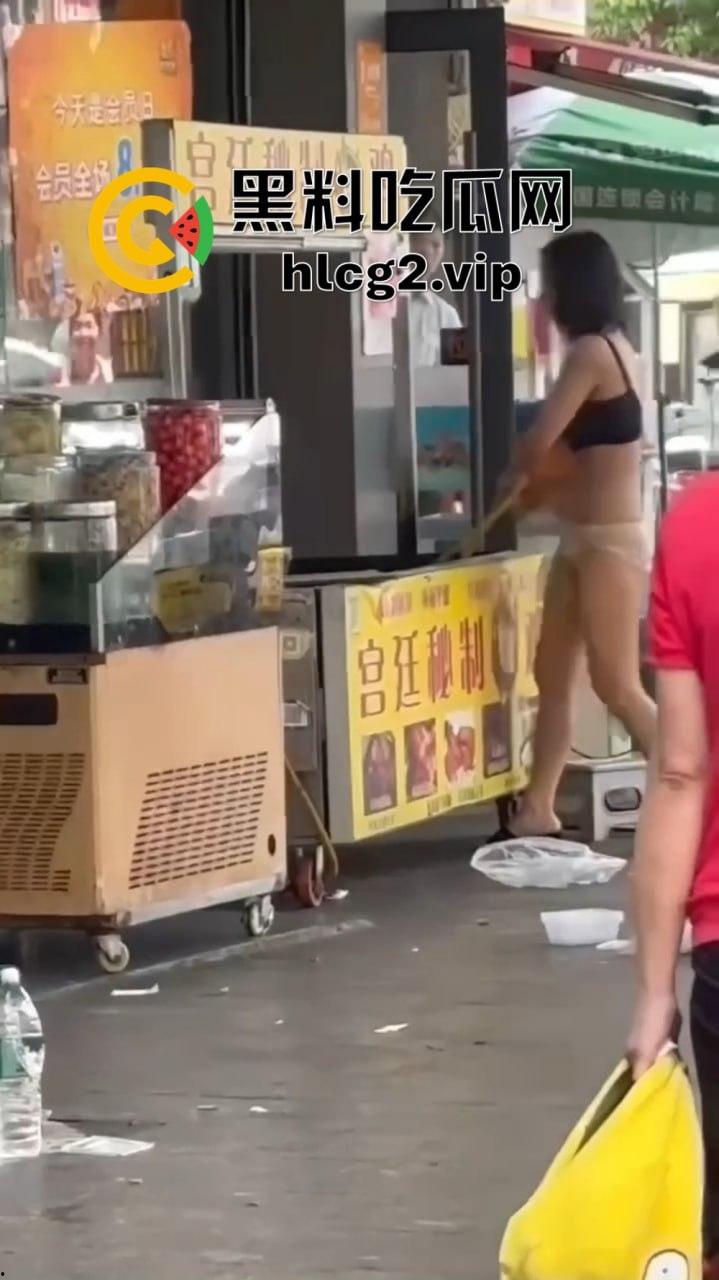 福建疯女人当街发疯！穿着内衣拿锅铲狂砸摊位，路过阿姨无辜挨锤头破血流！-7