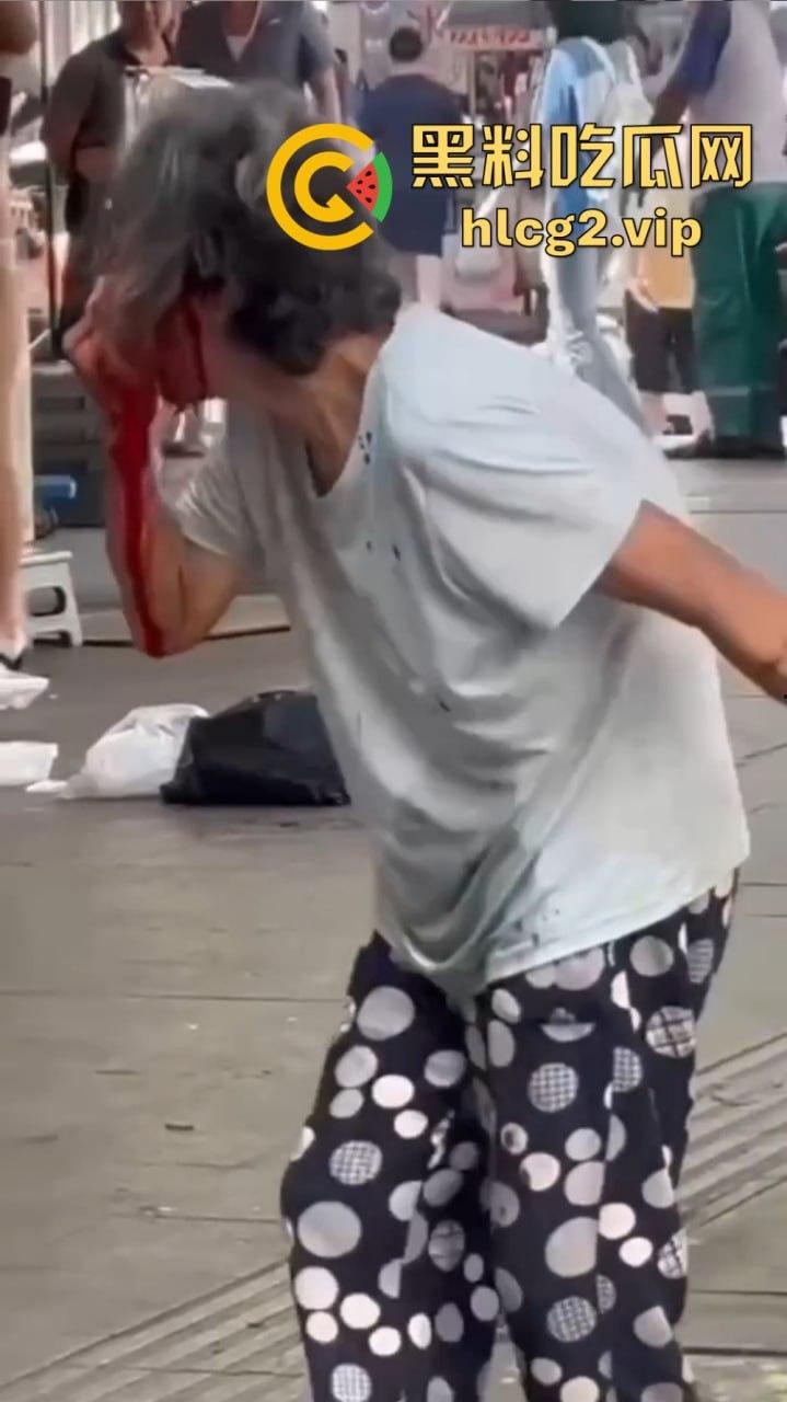 福建疯女人当街发疯！穿着内衣拿锅铲狂砸摊位，路过阿姨无辜挨锤头破血流！-8