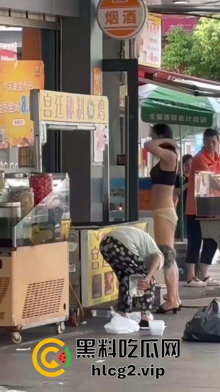 福建疯女人当街发疯！穿着内衣拿锅铲狂砸摊位，路过阿姨无辜挨锤头破血流！-9