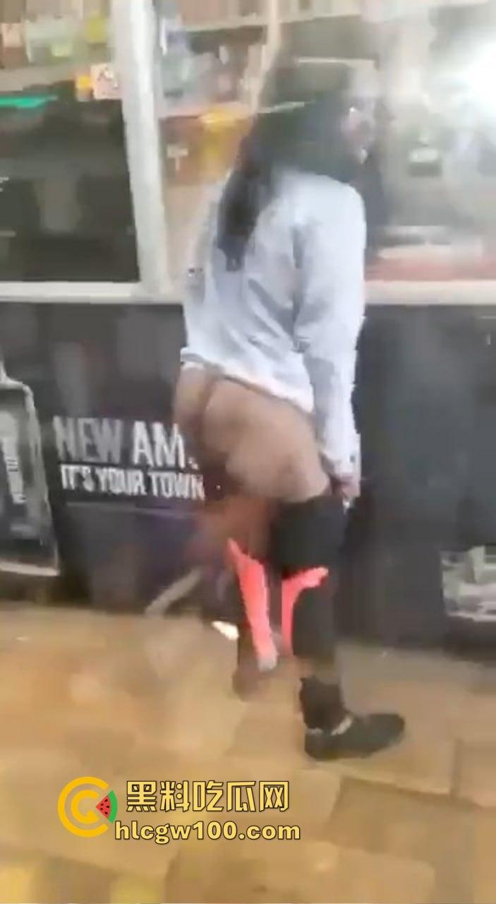 黑妹骚操作放尿全程公开，姿势熟练到让人看呆，完事还知道擦一擦，这骚劲真是让人服了！-2