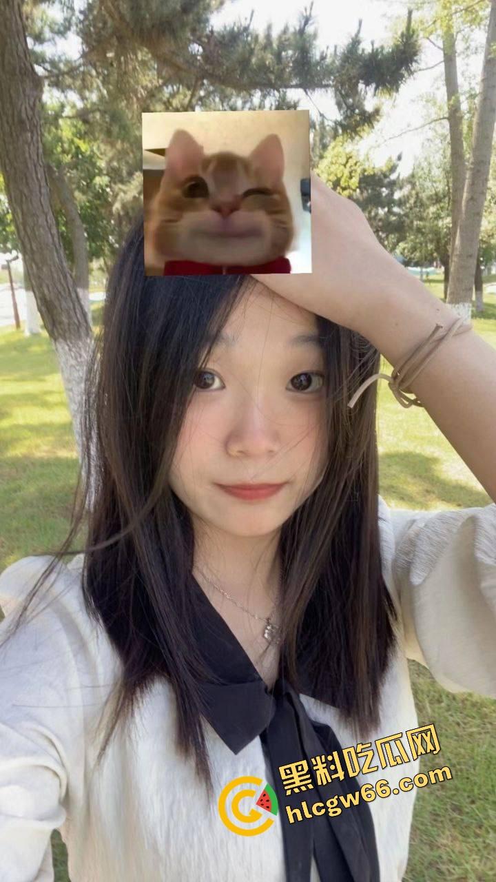 别看穿JK装，南充女大【李萌】骚得一匹，清纯大三女自拍掰穴自慰流出，阴唇黑得像涂了墨水！-1