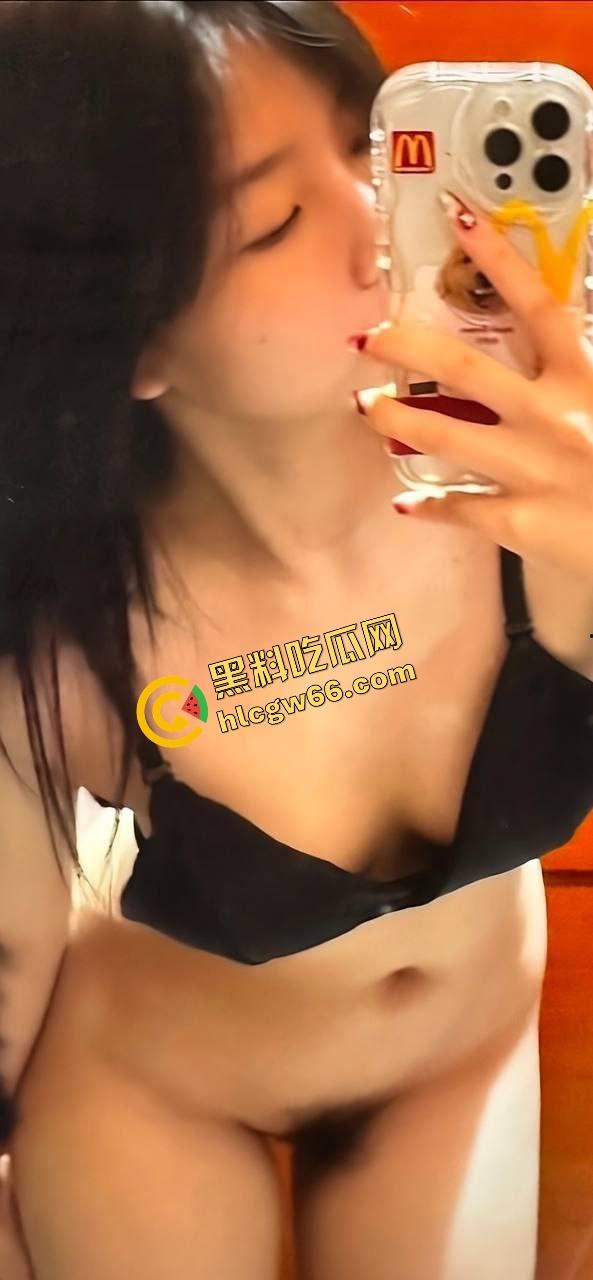 别看穿JK装，南充女大【李萌】骚得一匹，清纯大三女自拍掰穴自慰流出，阴唇黑得像涂了墨水！-6