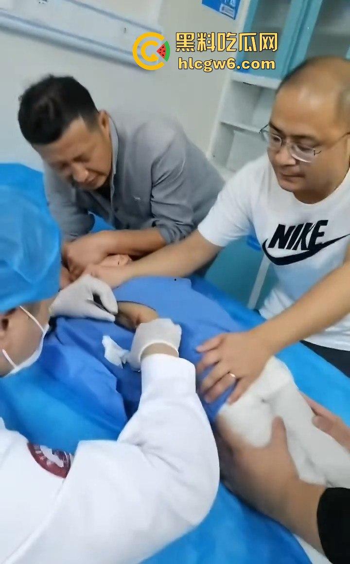 江西赣州母女在公园散步被四条野狗攻击撕咬,扯下来的肉被吃掉,暴露性伤口可以塞进一只手-2