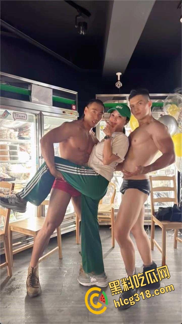 富婆包养腹肌男模，烧烤店玩高难度口交，M受虐属性尽显，带回酒店被各种姿势猛操，小粉穴都被操翻了！-2