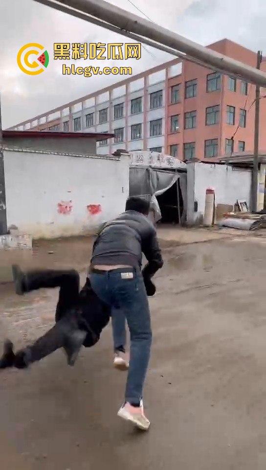 山东临沂孔孟之乡变菜鸡互啄场，两男因超车打成泥脸怪！-1