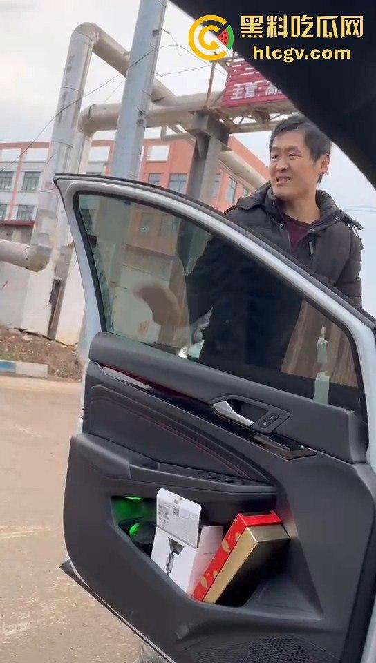 山东临沂孔孟之乡变菜鸡互啄场，两男因超车打成泥脸怪！-4