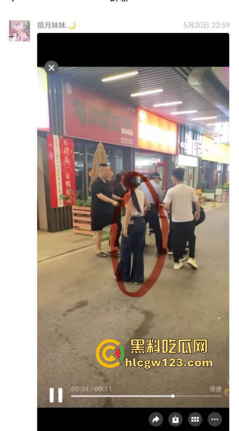 520抓奸撕逼大戏!新泰世纪缘珠宝【马丙翠】插足婚姻被原配当场暴打 从商场里揍到大街 保安都拦不住!-4