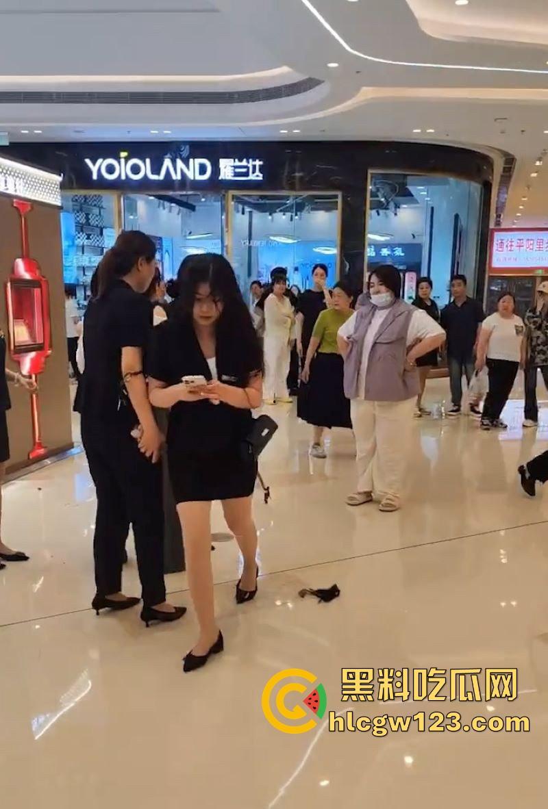 520抓奸撕逼大戏!新泰世纪缘珠宝【马丙翠】插足婚姻被原配当场暴打 从商场里揍到大街 保安都拦不住!-6