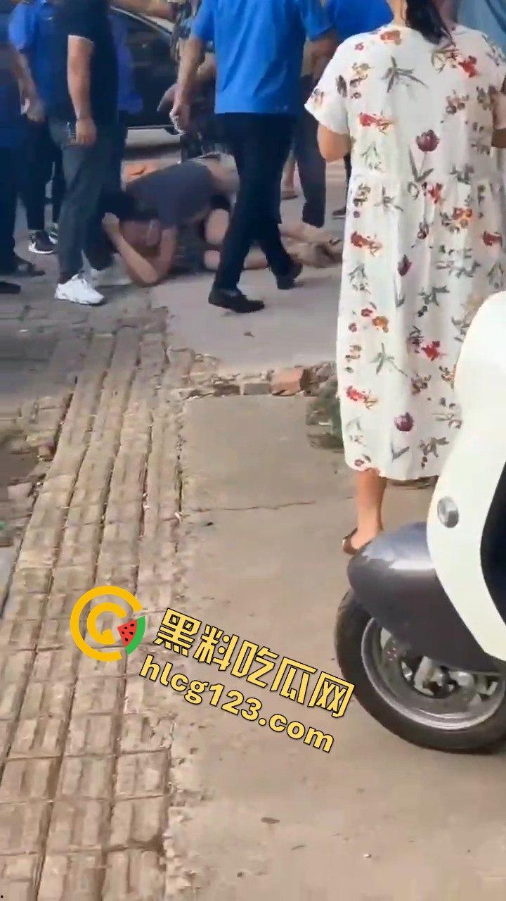 江西抚州执法人员暴力脚踹男子，官方回应称肢体冲突！-9