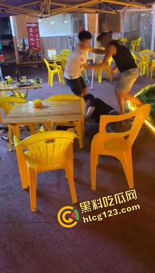 又菜又爱装!厦门夜市惨案:带妹口嗨被暴揍,健身男一脚踹飞小妹,烟头直接灭头上!-1